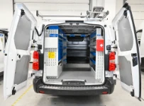 Equipamiento para Opel Vivaro con estanterías y portaescaleras