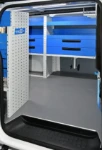 Equipamiento por el lado izquierdo de Expert visto desde la puerta lateral