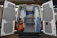 Equipamiento Sprinter con estante y compresor por el lado izquierdo.