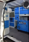 Equipamiento Sprinter con generador compresor visto desde la puerta lateral.