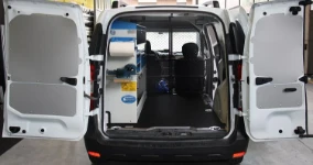 Equipamiento Syncro en furgoneta para medición métrica de productos líquidos