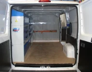 Allestimento officina mobile sul NV250 con morsa, portarotolo e tanica