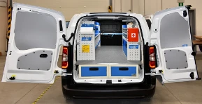 Allestimento Berlingo Citroën con cassettiere, scaffali e rivestimenti