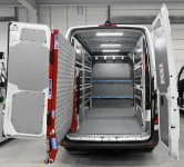 Mercedes Sprinter con ripiani ribaltabili e rampa di carico