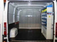 Vista posteriore Allestimento Movano con rivestimenti, accesso e scaffalatura