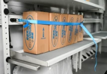 Estante abatible con cajas sujetadas por la correa