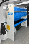 Estantería con cajas de plástico, balda y panel portaherramientas en el Dokker