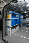 Estantería con cajones, compartimentos, baldas y correas en el Custom Ford