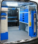 Estantería con cajones metálicos y portamordaza en el Volkswagen Transporter