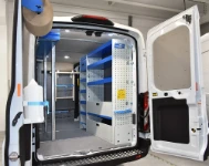 Estantería con compartimentos con puertas y baldas con separadores en el Transit