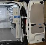 Estantería con piezas pequeñas en contenedores transparentes y cajón en el Dokker