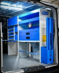 Estantería con portamordaza, correas, cajones metálicos y baldas en el Vivaro Opel