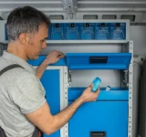 Estantería con trampilla de cierre