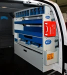 Estantería en el costado derecho de la Caddy