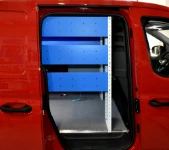Estantería vista desde la puerta lateral del Ford Transit Connect