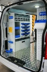 Estanterías, cajones transparentes y maletines en el lado izquierdo del BYD ETP3