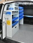 Estanterías, contenedores y cajones transparentes en un Ford Transit Connect