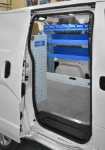 Estanterías del Nissan NV200 vistas desde la puerta lateral