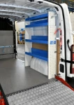 Estanterías en el lado derecho del NV400 Nissan