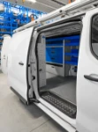 Estanterías en el Opel Vivaro desde la puerta lateral