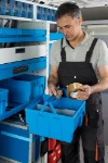 Estanterías furgonetas con contenedores en plástico