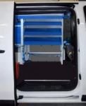 Estanterías y alojamiento maletines en el Jumpy con estanterías y cajones
