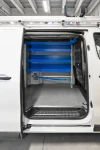 Estanterías y plataforma de contrachapado en el Vivaro