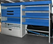 Estantes por los dos lados del Trafic