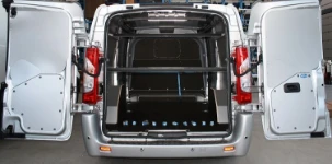 Expert con palos sujeta carga