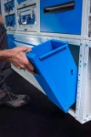 Extraer la papelera para furgonetas del soporte
