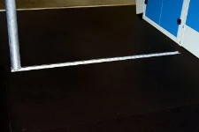 Fijación del palo sujeta carga en la plataforma