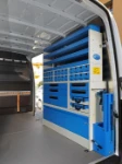 Scaffalatura con divisori e vasca stagna sul lato destro del Movano