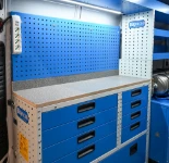 Furgoneta equipada con cajones, plano de trabajo y panel perforado