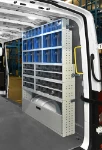 Furgoneta equipada con estanterías y cajoneras de cajones transparentes