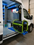 Furgoneta equipada con guía extraíble portagenerador y portarrollos de papel