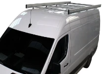 Furgoneta equipada para fontanero con barras portatodo