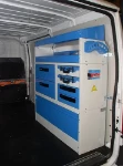 Modulo scaffalato Syncro Ultra nel NV250 con pannello portautensili e cassetti