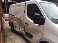 Graves daños en el exterior de la furgoneta implicada en un accidente