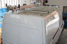 Scaffalatura del Dokker con valigette, cassetti e morsa dalla porta laterale