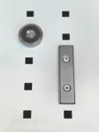Imanes fijados en el costado de un equipamiento para furgonetas Syncro System
