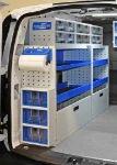 Interior del Ford Transit Connect organizado con estanterías Syncro