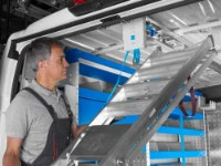 Introducción de la escalera en el portaescaleras