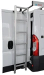 La escalera para montar en el techo se fija a las puertas posteriores.