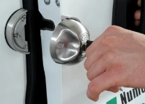 La puerta abierta con la cerradura Saturn Evo fijada a la puerta.