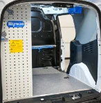 Lado derecho con panelado y soporte portacables en el Ford Courier