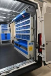 Lado derecho del equipamiento con cajones transparentes en el Toyota Proace Max