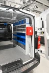 Lado derecho del equipamiento Vivaro con estanterías y cajones transparentes