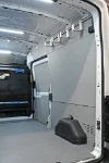 Lado derecho del Transit con plataforma, panelado y ganchos