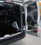 Lado derecho receptáculo de carga con protecciones en madera y aluminio Connect 2013