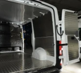 Lado derecho zona de carga MAN TGE con suelo y  panel de protección en aluminio damero y techo en aluminio.
